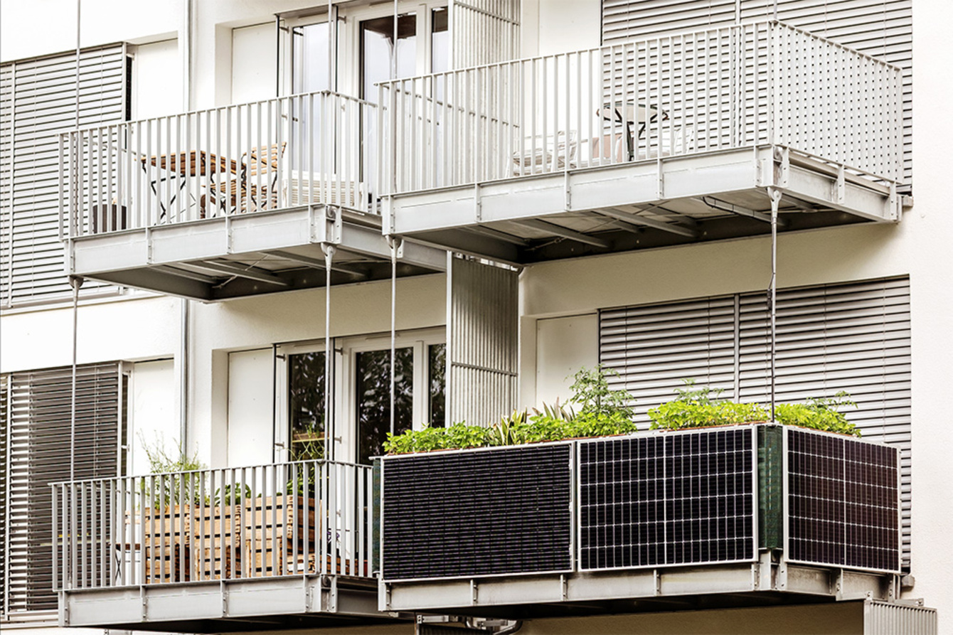 Balkon­kraftwerk bei Elektro Bina in Büdingen
